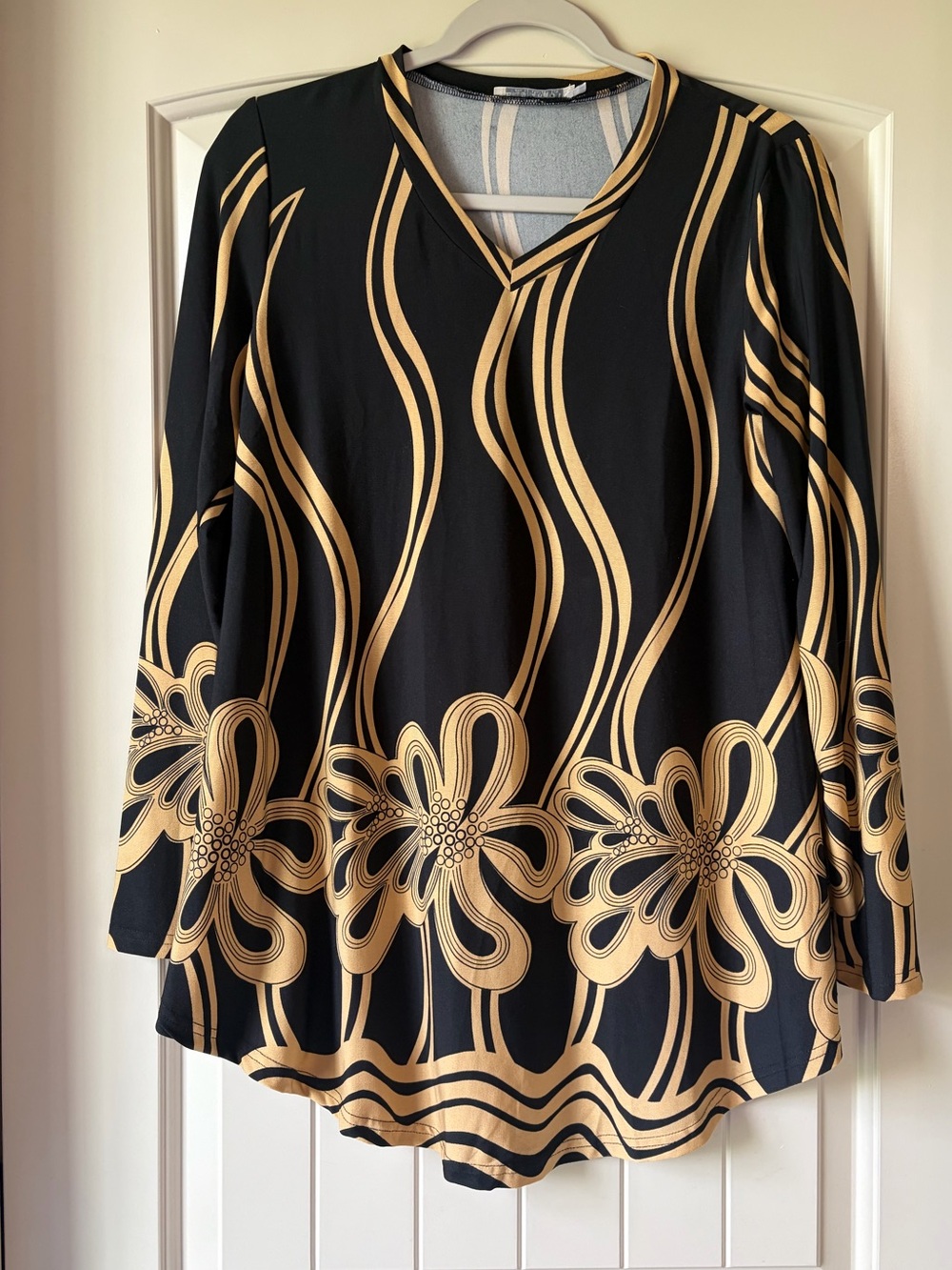 BaiShengGT Black Gold Wavy Floral Tunic Blouse
